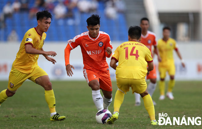 Các tuyển thủ như Hà Đức Chinh (áo cam) rất cần thích nghi với mật độ thi đấu cũng như phải duy trì tốt phong độ, nhằm góp phần đưa đội tuyển Việt Nam lập nên kỳ tích tại vòng loại World Cup 2022. Ảnh: ANH VŨ