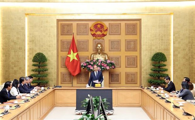 Prime Minister Nguyen Xuan Phuc (standing) addresses the meeting (Photo: VNA)