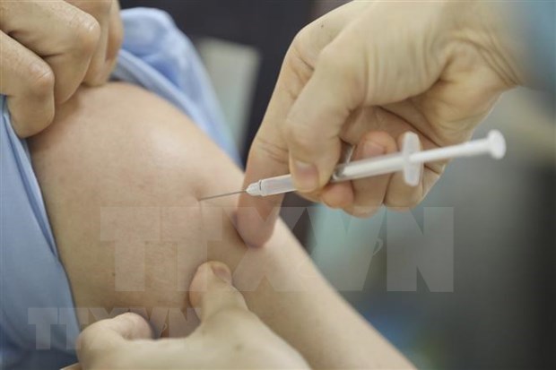 Giving vaccine shots in Hanoi (Photo: VNA) 