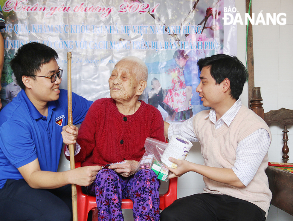 Members from the YU organisation of the Da Nang Government Department and Agency Block visiting and presenting gifts to a heroic Vietnamese mother