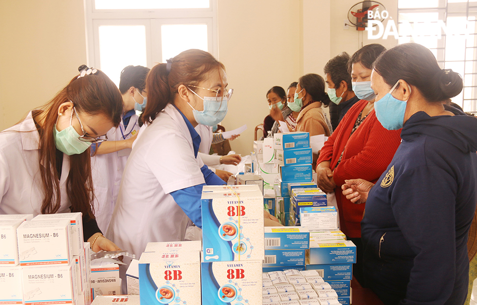 A group of medical workers from the Da Nang Young Physicians' Association giving free medicines to poor people 