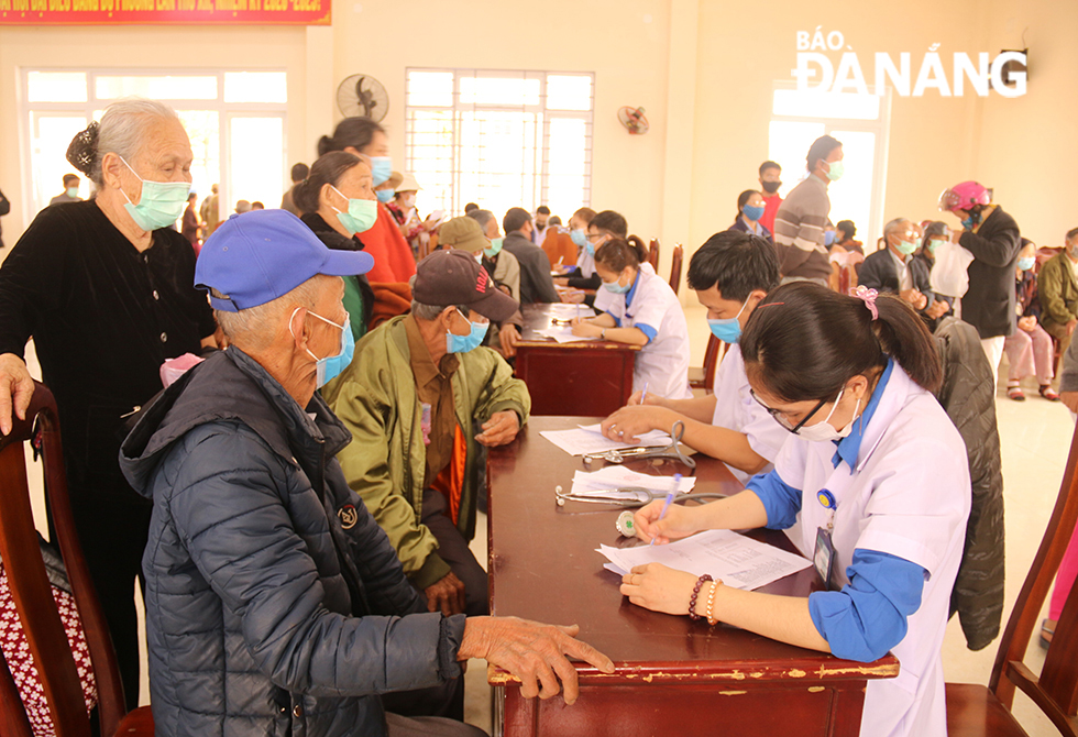 Young medical workers providing free medical checkups and treatment for the elderly citywide