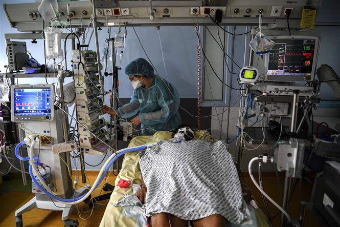 Nhân viên y tế điều trị cho bệnh nhân COVID-19 tại một bệnh viện ở Paris, Pháp ngày 18/3/2021. Ảnh: AFP/TTXVN
