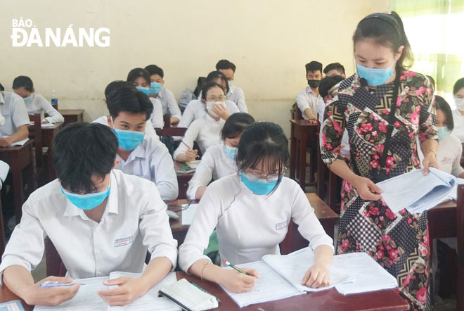 Giáo viên môn tiếng Anh, Trường THPT Phan Thành Tài (huyện Hòa Vang) ôn tập cho học sinh. Ảnh: NGỌC PHÚ
