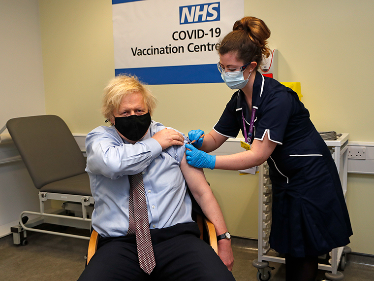 Thủ tướng Anh Boris Johnson, người từng vào phòng chăm sóc tích cực vì mắc Covid-19, đang được tiêm vắc-xin của AstraZeneca tại London ngày 19-3-2021. Ảnh: Reuters