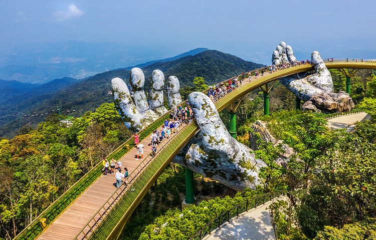 The Cau Vang (Golden Bridge) is very inviting to visitors from both home and abroad thanks to its unique architecture.