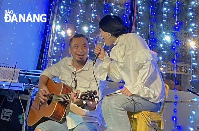 A performance by guitarist Cao Minh Duc (left) and singer Ngoc Anh in February 2021 