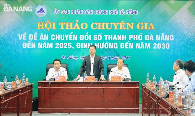 Ủy viên Trung ương Đảng, Bí thư Thành ủy Đà Nẵng Nguyễn Văn Quảng (giữa) phát biểu chỉ đạo tại cuộc làm việc. Ảnh: KHANG NINH