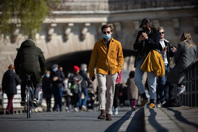 Người dân đeo khẩu trang phòng lây nhiễm COVID-19 tại Paris, Pháp, ngày 20/3/2021. Ảnh: THX