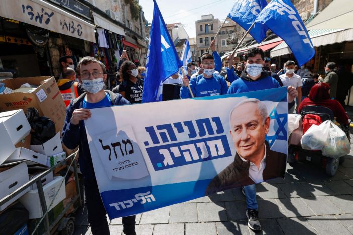 Những người ủng hộ đảng Likud mang theo biểu ngữ có hình ảnh Thủ tướng Israel Benjamin Netanyahu. Ảnh: AFP/Getty Images	