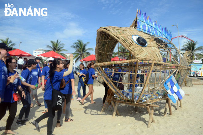 The placement of a creative sculpture featuring a Goby swallowing plastic waste in Da Nang aims to raise public awareness about the damage done by plastic materials to marine life.