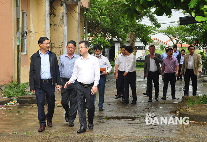 Bí thư Thành ủy Nguyễn Văn Quảng (áo trắng thứ 2 từ phải sang) nghe lãnh đạo quận Hải Châu báo cáo phương án chỉnh trang các tuyến đường. Ảnh: THÀNH LÂN