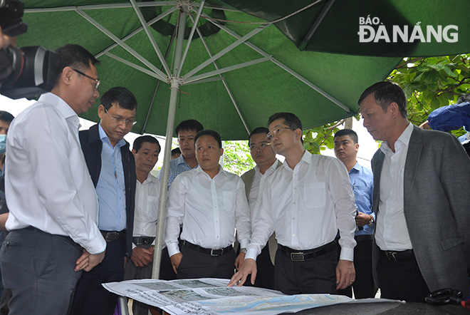 Bí thư Thành ủy Nguyễn Văn Quảng (áo trắng thứ 2 từ phải sang) nghe lãnh đạo quận Hải Châu báo cáo phương án chỉnh trang các tuyến đường. Ảnh: THÀNH LÂN