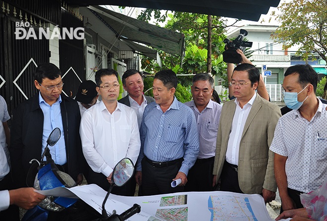 Secretary Quang (2nd left) listening to reports about road embellishment plans released by leaders of Son Tra District