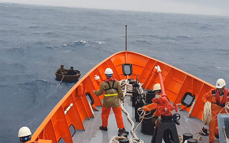 A scene of the rescue of the two Da Nang fishermen (Photo: Nhan Dan Newspaper)