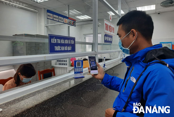 Người dân thanh toán viện phí bằng cách quét mã QR Pay tại Bệnh viện Đà Nẵng. Ảnh: Q.H