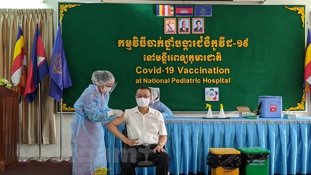 Vietnamese Ambassador to Cambodia Vu Quang Minh is vaccinated against COVID-19. (Photo: VNA)