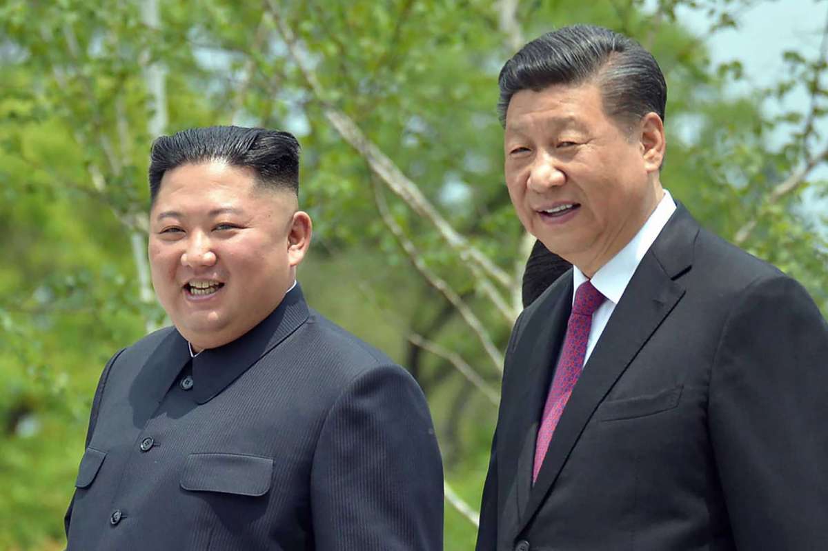 Nhà lãnh đạo Triều Tiên Kim Jong-un (trái) và Chủ tịch Trung Quốc Tập Cận Bình gặp gỡ tại thủ đô Bình Nhưỡng ngày 21-6-2019. Ảnh: KCNA/AP