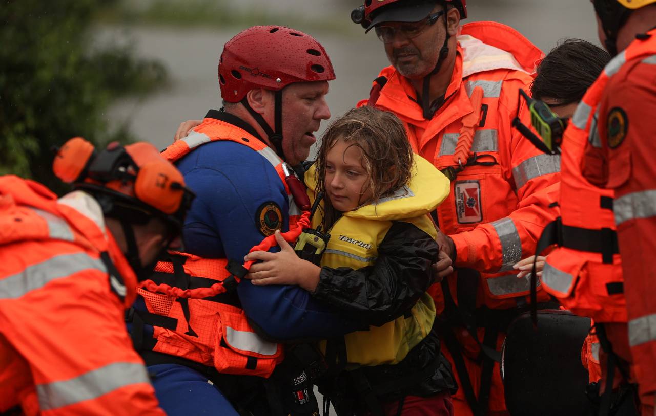 Các thành viên Dịch vụ Khẩn cấp của bang New South Wales cứu một em bé giữa biển nước. Ảnh: Reuters