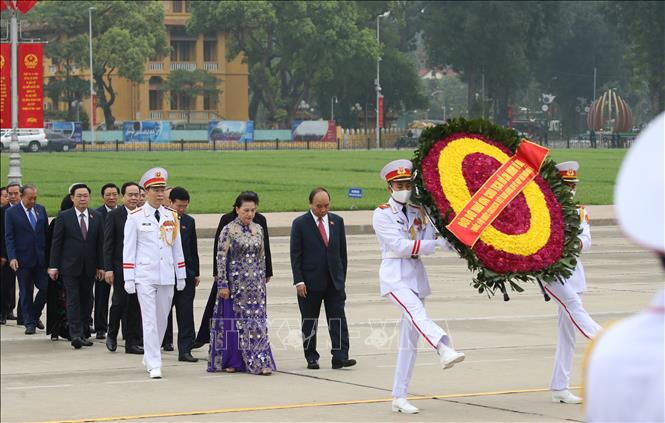 Thủ tướng Nguyễn Xuân Phúc, Chủ tịch Quốc hội Nguyễn Thị Kim Ngân và các Đại biểu Quốc hội đặt vòng hoa và vào Lăng viếng Chủ tịch Hồ Chí Minh. Ảnh: Dương Giang/TTXVN