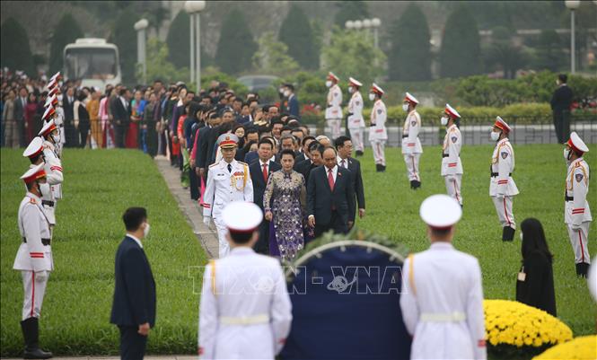 Các Đại biểu Quốc hội đặt vòng hoa và vào Lăng viếng Chủ tịch Hồ Chí Minh. Ảnh: Dương Giang/TTXVN