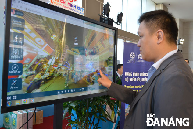 A visitor is seen experiencing the application of searching tourism products at the National Conference on Tourism 2020