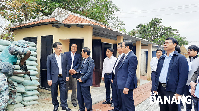 Da Nang Party Committee Secretary Quang (right) visiting the B1 Hong Phuoc revolutionary base