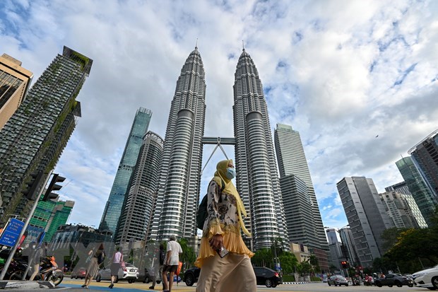 A Malaysian woman wears a face mask to prevent COVID-19. (Photo: VNA)