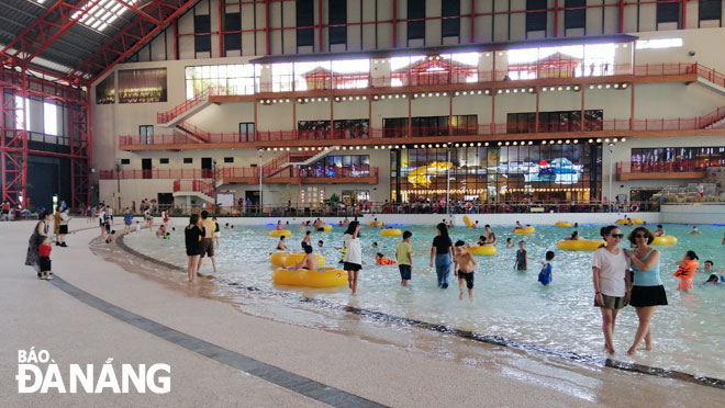 Da Nang residents and visitors enjoying moments at the Water Park 365 entertainment complex at the 100 million US$ Da Nang – Mikazuki Japanese Resorts & Spa project in Hoa Hiep Nam Ward, Lien Chieu District