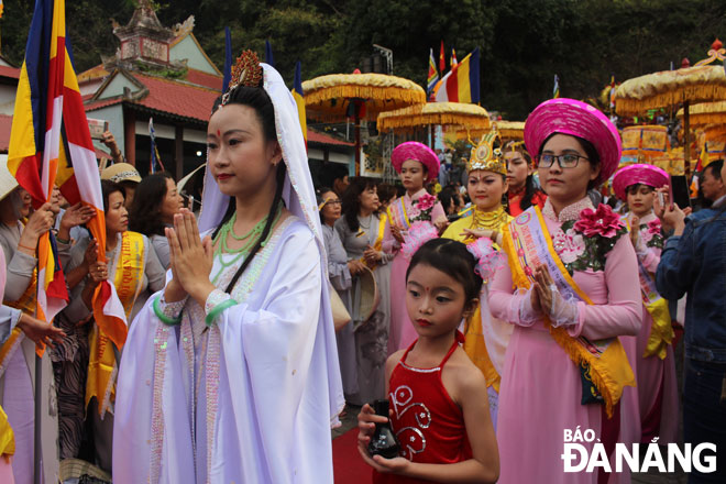 A scene of the Avalokitesvara Bodhisattva Statue procession, which is the most eagerly anticipated ritual during the Quan The Am Festival.