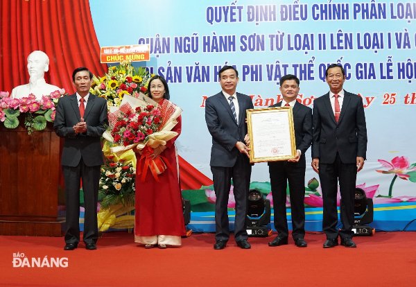 Da Nang Party Committee Deputy Secretary cum People's Committee Chairman Le Trung Chinh (3rd, left) handing over the Decision made by the Ministry of Home Affairs regarding the recognition of Ngu Hanh Son District as a first-class administrative unit