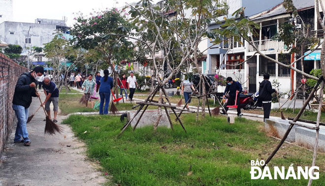 Cán bộ, nhân dân phường Thạch Thang (quận Hải Châu) thường xuyên tổng dọn vệ sinh khu vực xung quanh Thành Điện Hải. Ảnh: HOÀNG HIỆP	