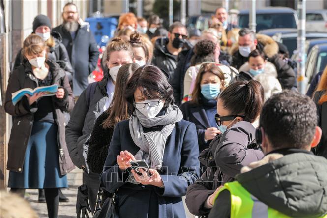 Người dân đeo khẩu trang phòng lây nhiễm COVID-19 tại Berlin, Đức, ngày 22/3/2021. Ảnh: THX/TTXVN
