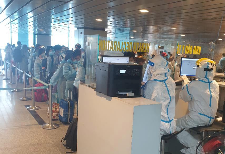 203 Vietnamese passengers flew home from Taiwan (China) on Thursday (Photo: VNA) 