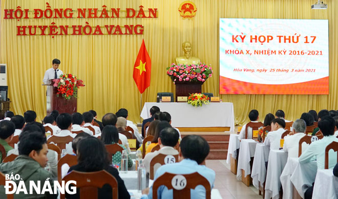 A scene of the Thursday meeting reviewing Hoa Vang District’s socio-economic performances over the past years