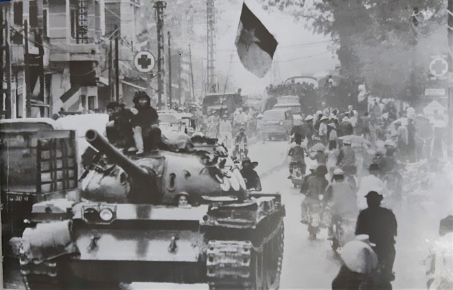 Xe tăng cùng bộ binh Sư đoàn 2 quân giải phóng tiến vào trung tâm thành phố Đà Nẵng năm 1975. Ảnh: Thông tấn xã Giải phóng