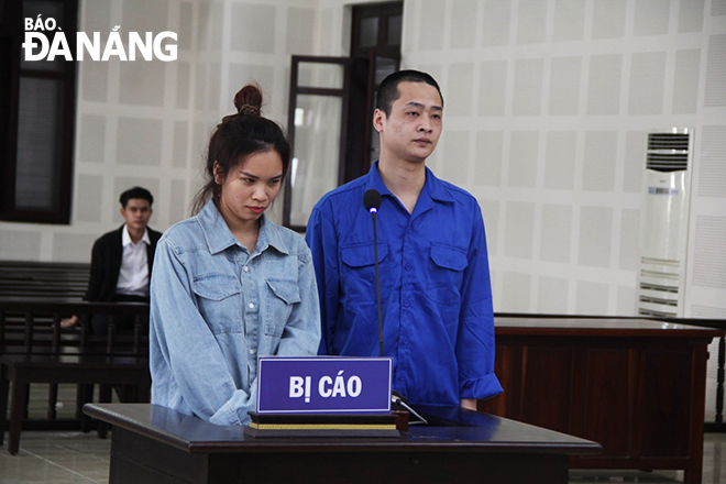 Bị cáo Cao Nguyễn Hồng Loan và Wu Yong Can tại phiên tòa chiều 26-3. Ảnh: XUÂN DŨNG
