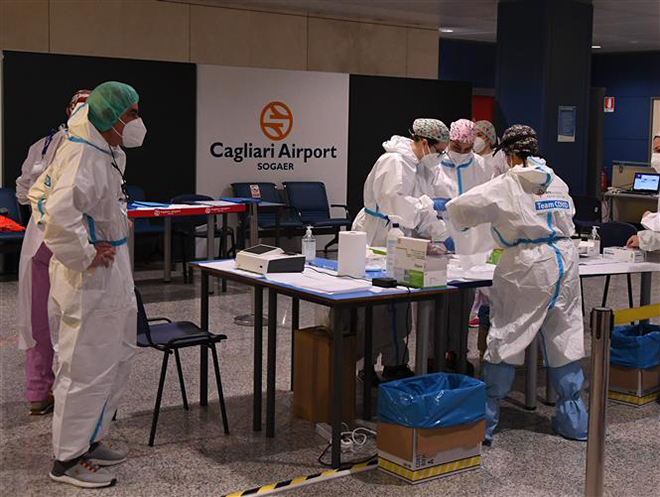 Một điểm xét nghiệm Covid-19 tại sân bay Cagliari , Italy, ngày 15-3-2021. Ảnh: THX/TTXVN