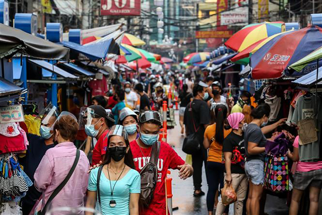 Người dân đeo khẩu trang phòng dịch Covid-19 khi mua sắm tại một khu chợ ở Manila, Philippines ngày 20-3-2021. Ảnh: THX/TTXVN