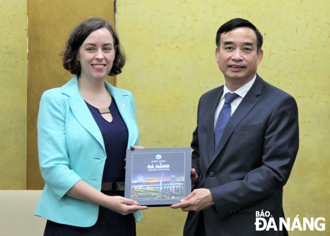 Chủ tịch UBND thành phố Lê Trung Chinh tặng quà lưu niệm đến bà Julianne Cowley,  Tổng Lãnh sự Úc tại Thành phố Hồ Chí Minh. Ảnh: LAM PHƯƠNG	