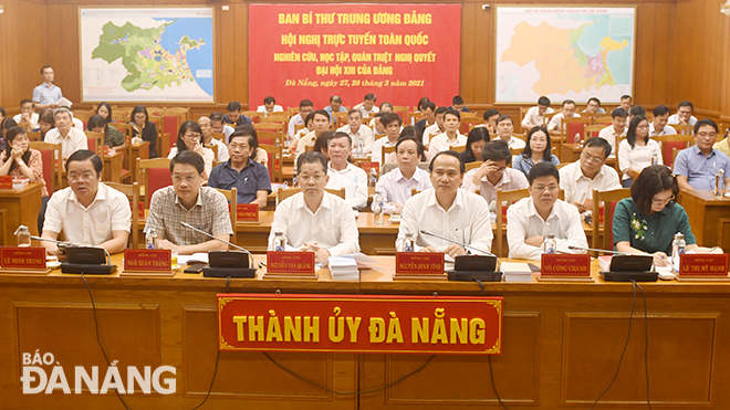 Ủy viên Trung ương Đảng, Bí thư Thành ủy Nguyễn Văn Quảng (hàng đầu thứ 3 từ trái sang) cùng các đại biểu tham dự hội nghị tại điểm cầu chính số 72-Bạch Đằng. Ảnh: ĐẶNG NỞ