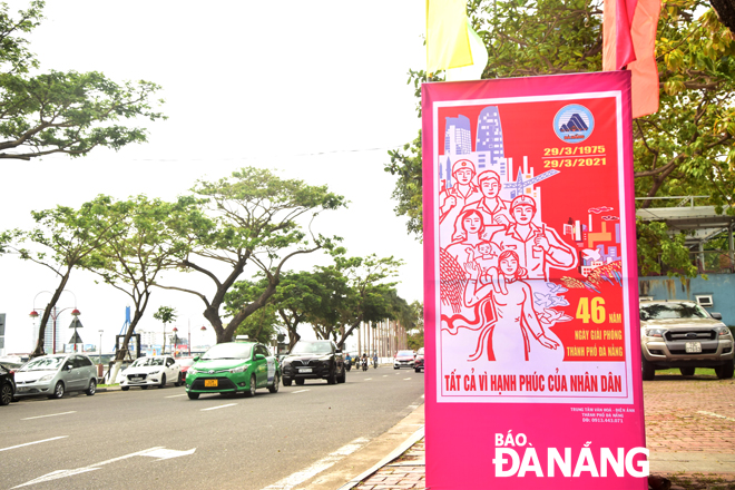 Pano tuyên truyền kỷ niệm 46 năm ngày giải phóng thành phố. Ảnh: T. HUY