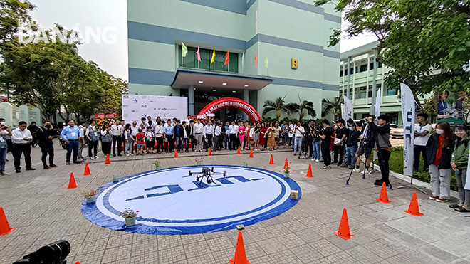 Trung tâm Phát triển phần mềm Đại học Đà Nẵng tiến hành giới thiệu ứng dụng máy bay không người lái và ra mắt Học viện Drone Miền Trung. Ảnh: NGỌC PHÚ