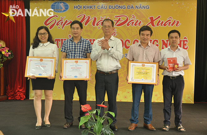 Chủ tịch Hội Khoa học kỹ thuật Cầu đường Đà Nẵng Đỗ Huy Thành, trao tặng bằng khen cho các tổ chức, cá nhân có thành tích tốt trong năm 2020. Ảnh: THÀNH LÂN
