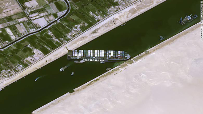  Hình ảnh vệ tinh cho thấy tàu Ever Given chắn ngang kênh đào ngày 25-3. Ảnh: CNN