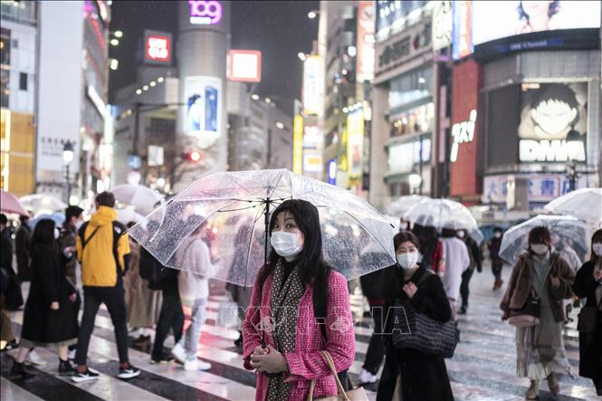 Người dân đeo khẩu trang phòng dịch Covid-19 tại Tokyo, Nhật Bản, ngày 5-3-2021. Ảnh: AFP/TTXVN