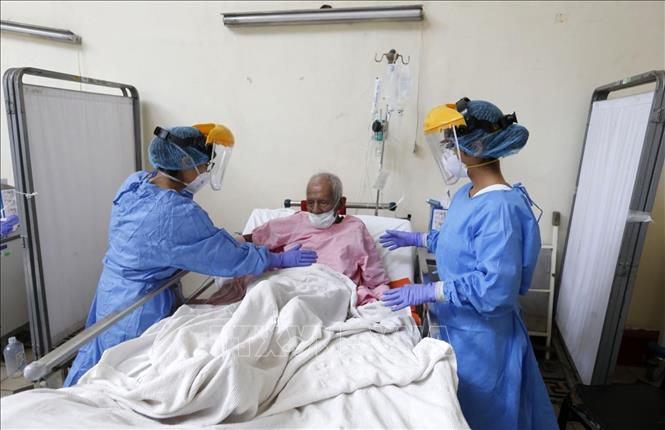 Nhân viên y tế điều trị cho bệnh nhân nhiễm Covid-19 tại bệnh viện ở Lima, Peru, ngày 15-4-2020