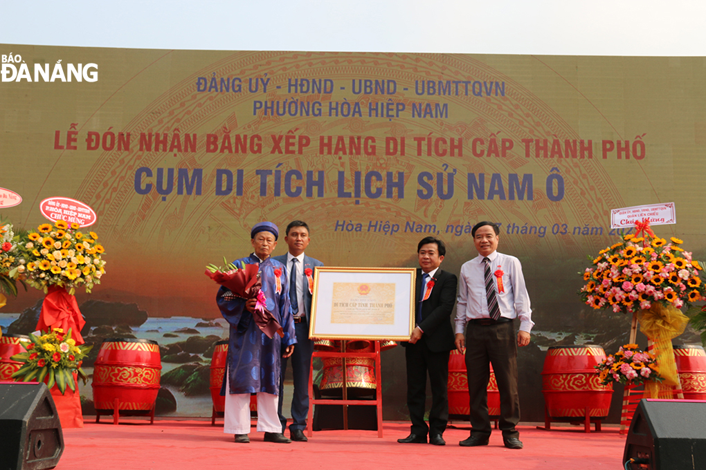 A scene of the handover of the certificate recognising the Lien Chieu District-based Nam O historical relic cluster as a municipal-level historical relic site