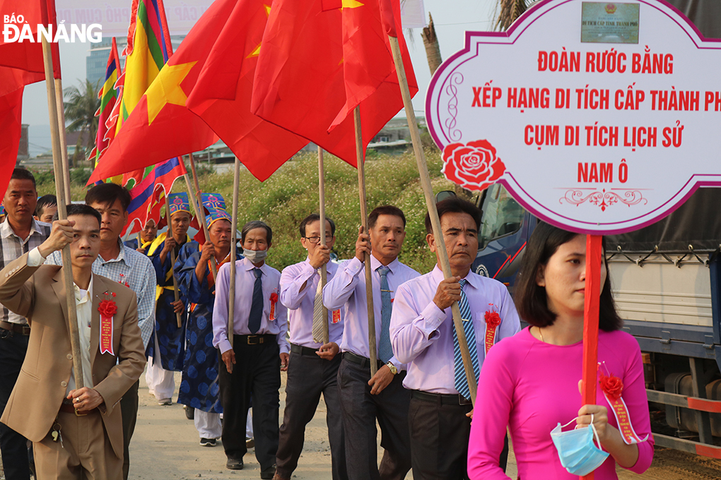  representatives of the local authorities and elderly citizens attending the procession of the recognition certificate from the headquarters of the Hoa Hiep Nam Ward authorities to the Whale Temple in Lien Chieu District