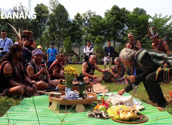 ‘Cay Neu’ is of great significance in the spiritual life as well as in the daily activities of the Co Tu ethnic people. It is raised in traditional festivals such as celebrating new crops, praying for rain and establishing a village.